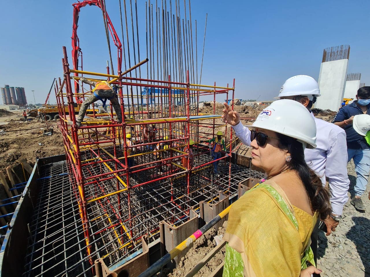 रेलवे एवं वस्त्र राज्य मंत्री श्रीमती दर्शना जर्दोश ने 17 फरवरी 2022 को सूरत और वापी के बीच मुंबई-अहमदाबाद हाई स्पीड रेल कॉरिडोर के निर्माण कार्यों का निरीक्षण किया।